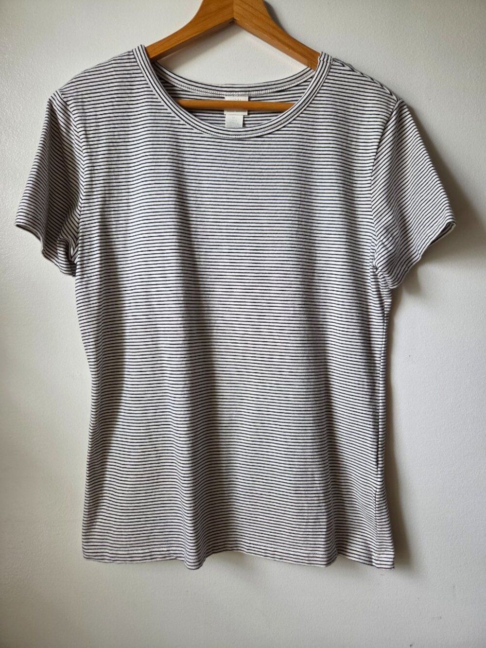 EUC H&M BASICS PINSTRIPE CREW NECK TEE SIZE LARGE